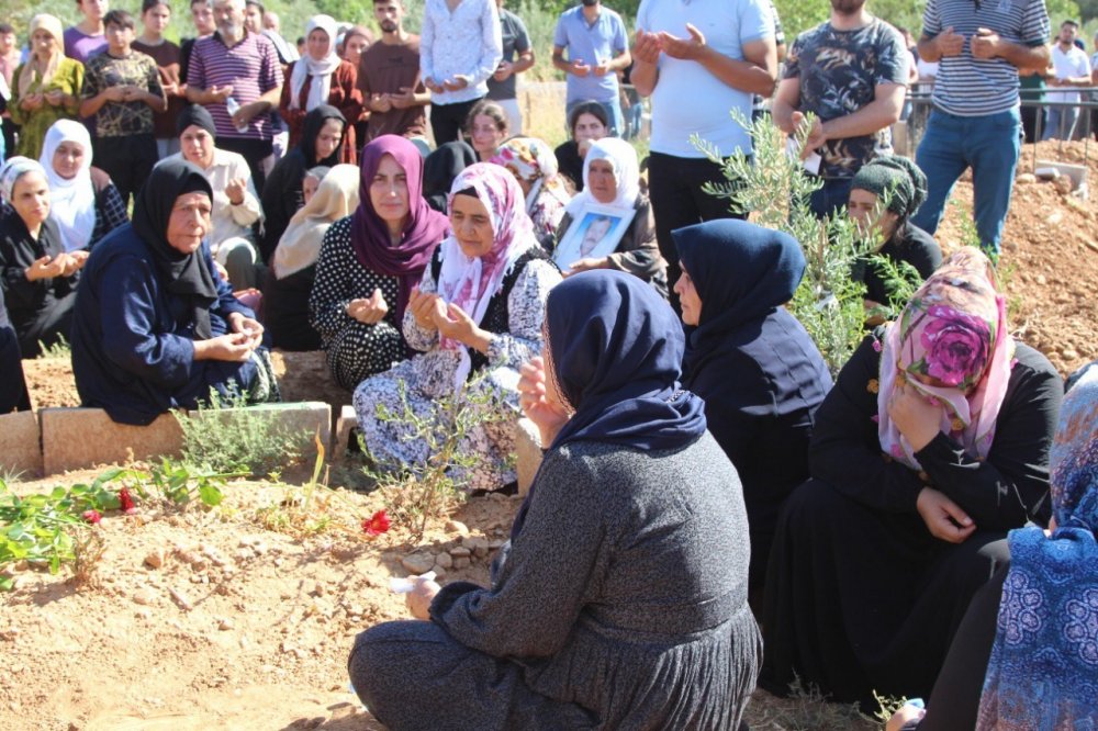 Derik’te 21 kişinin hayatını kaybettiği yere karanfil bırakıldı