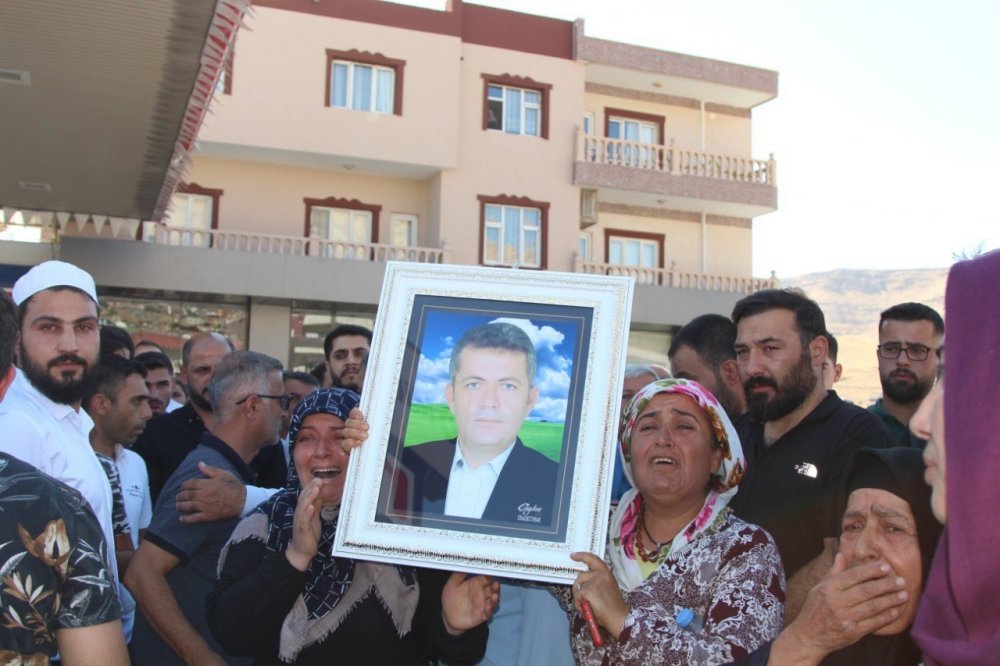 Derik’te 21 kişinin hayatını kaybettiği yere karanfil bırakıldı