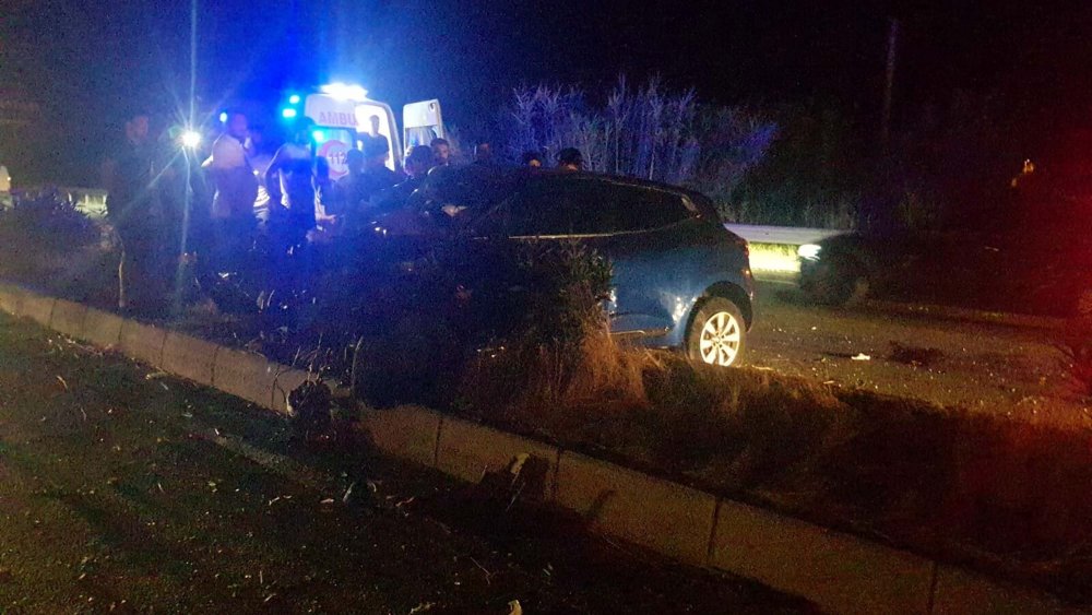 Karşı şeride geçen otomobil, 2 araca çarptı; Ölü ve yaralılar var