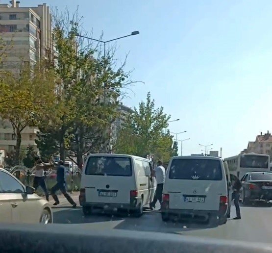 Konya'da trafikte 7 kişinin karıştığı tekmeli tokatlı yol verme kavgası kameralara yansıdı