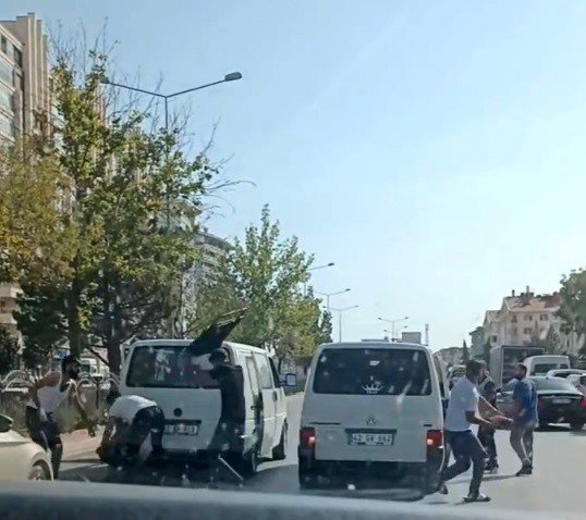 Konya'da trafikte 7 kişinin karıştığı tekmeli tokatlı yol verme kavgası kameralara yansıdı