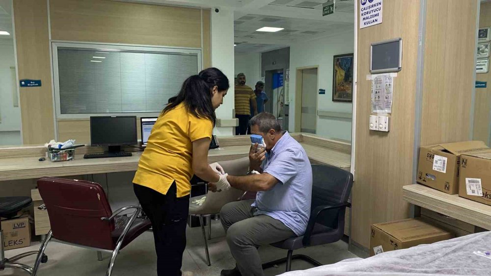 Otobüs kavşağa daldı: 20 yaralı