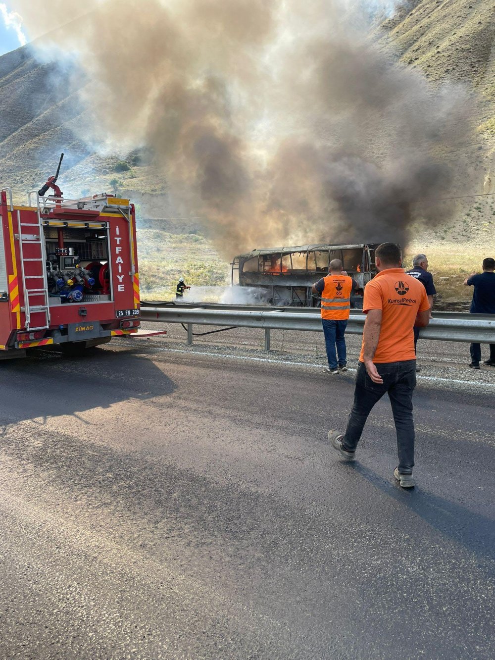 Seyir sırasında otobüs alev aldı; şoför yolcuları tahliye etti