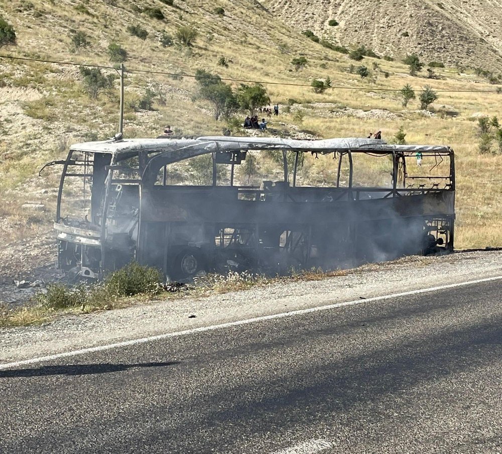 Seyir sırasında otobüs alev aldı; şoför yolcuları tahliye etti