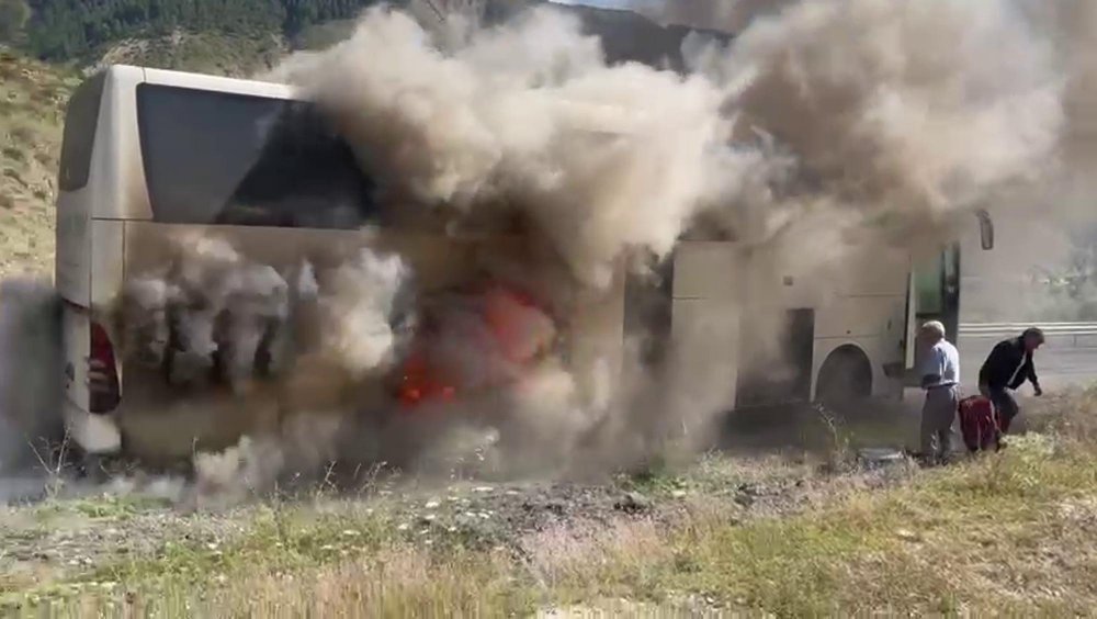 Seyir sırasında otobüs alev aldı; şoför yolcuları tahliye etti