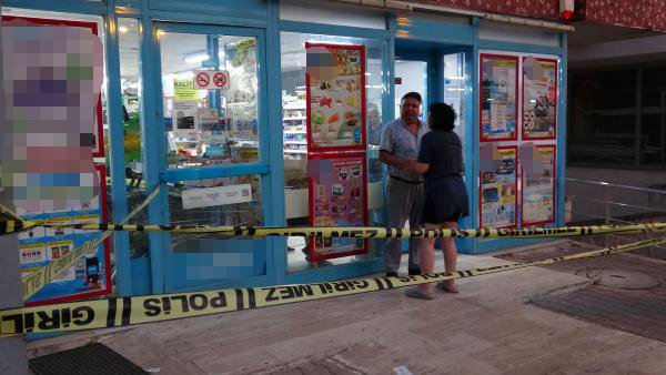 Eşini çalıştığı markette bıçaklayarak öldürdü