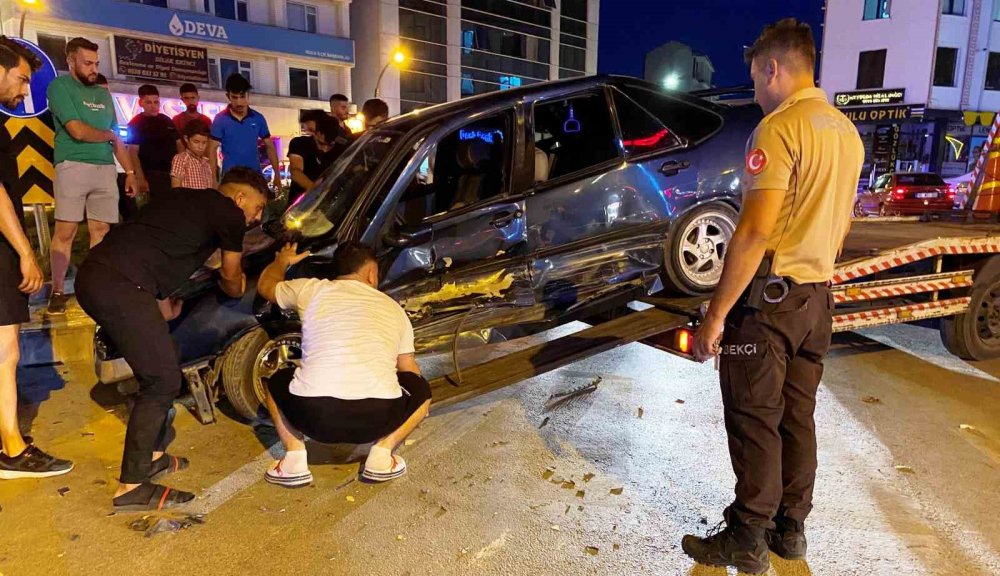Konya'da kavşakta otomobiller çarpıştı