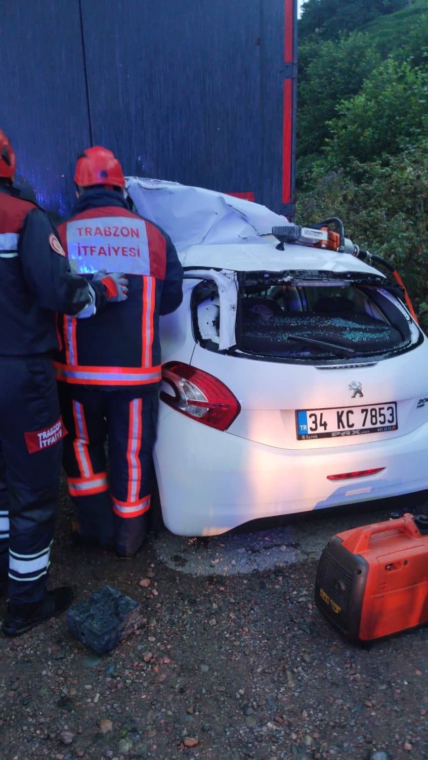 Otomobil, park halindeki TIR'a çarptı; 2 ölü