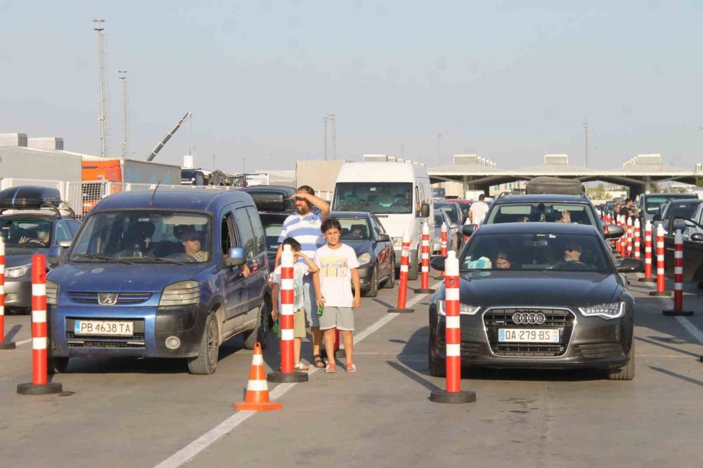 Sınır kapılarında uzun araç kuyrukları