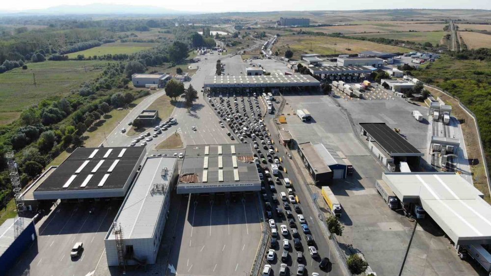 Sınır kapılarında uzun araç kuyrukları