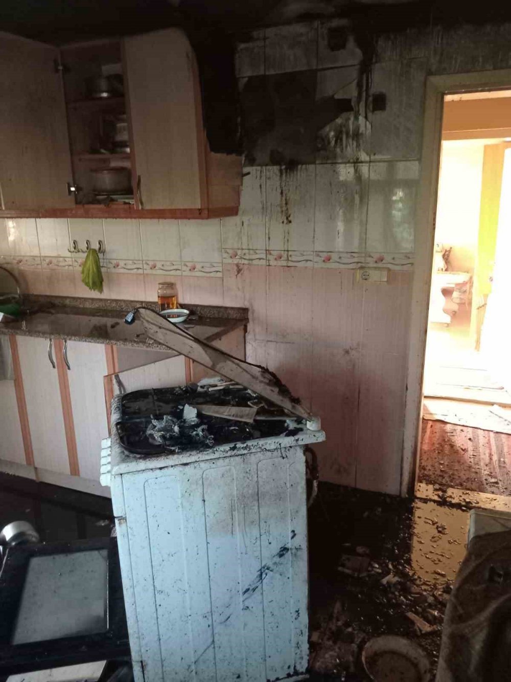 Prize takılı unutulan fırın, evi kullanılamaz hale getirdi