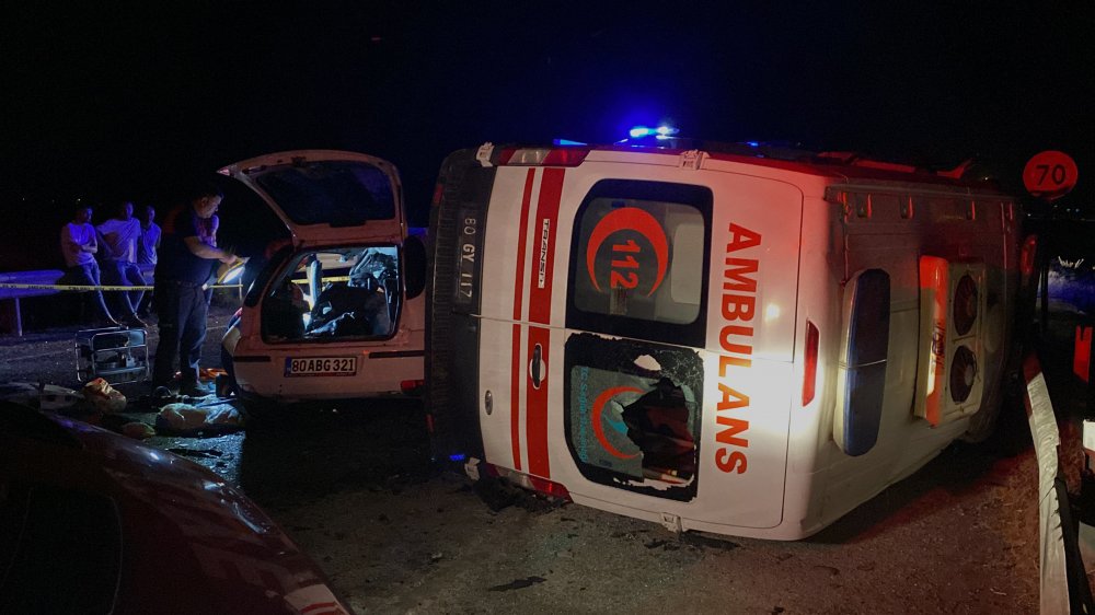 Ambulans ile otomobil kafa kafaya çarpıştı: 3 ölü, 3 yaralı