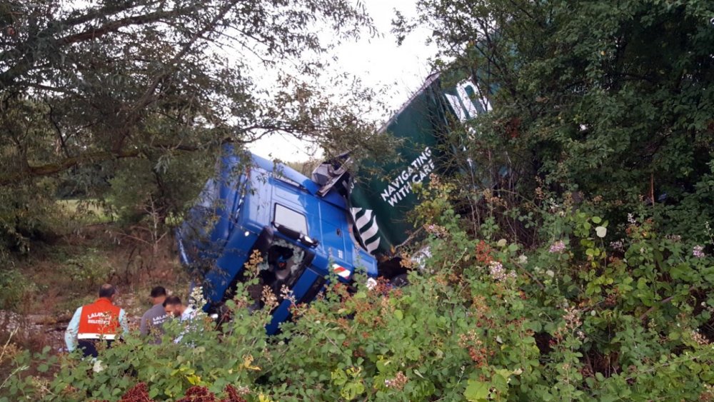 Edirne'de TIR devrildi, sürücü Tiving İon öldü