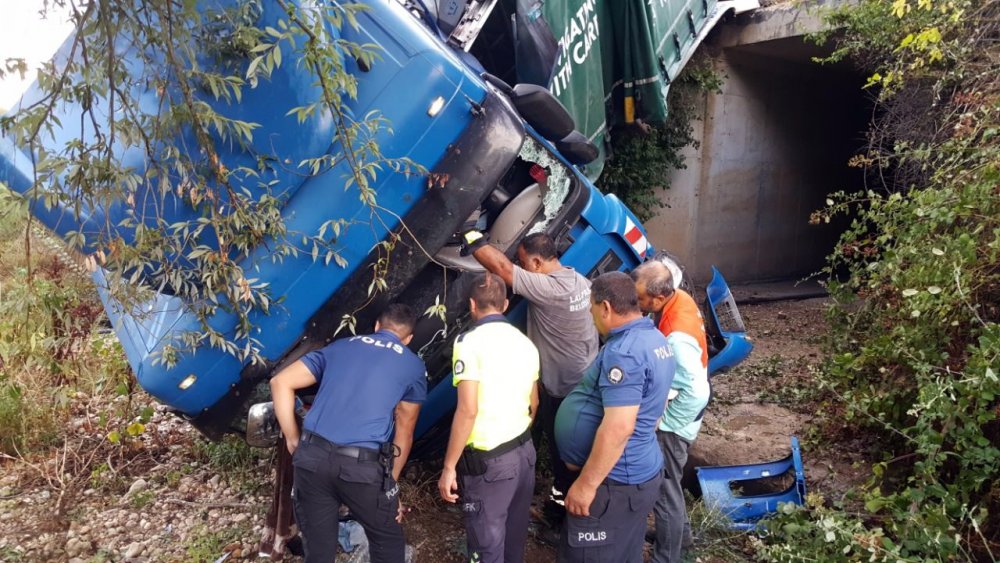 Edirne'de TIR devrildi, sürücü Tiving İon öldü