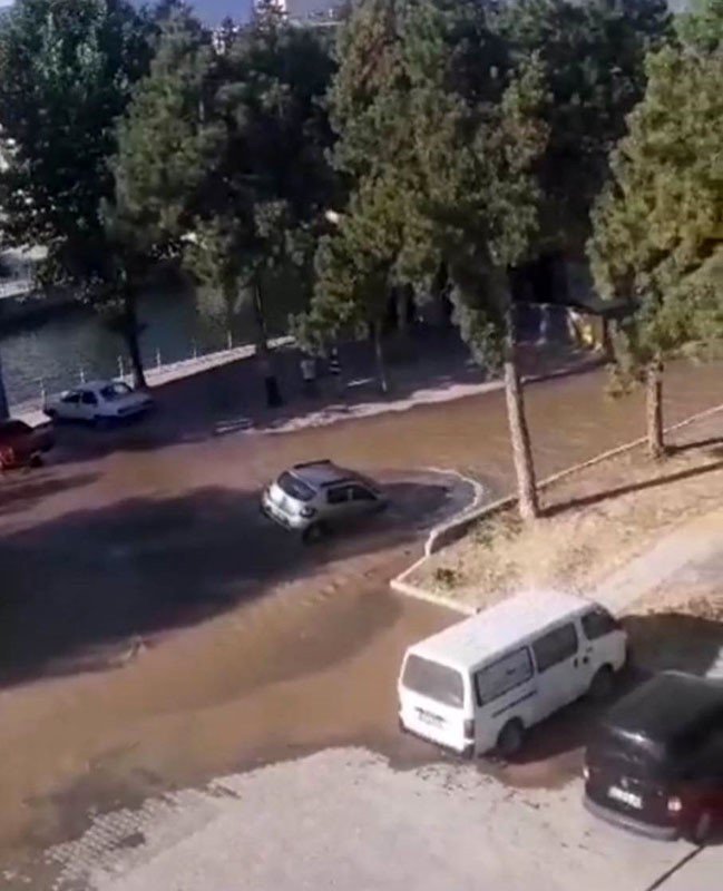 Konya'da su borusu patladı! Çukuruna otomobil düştü