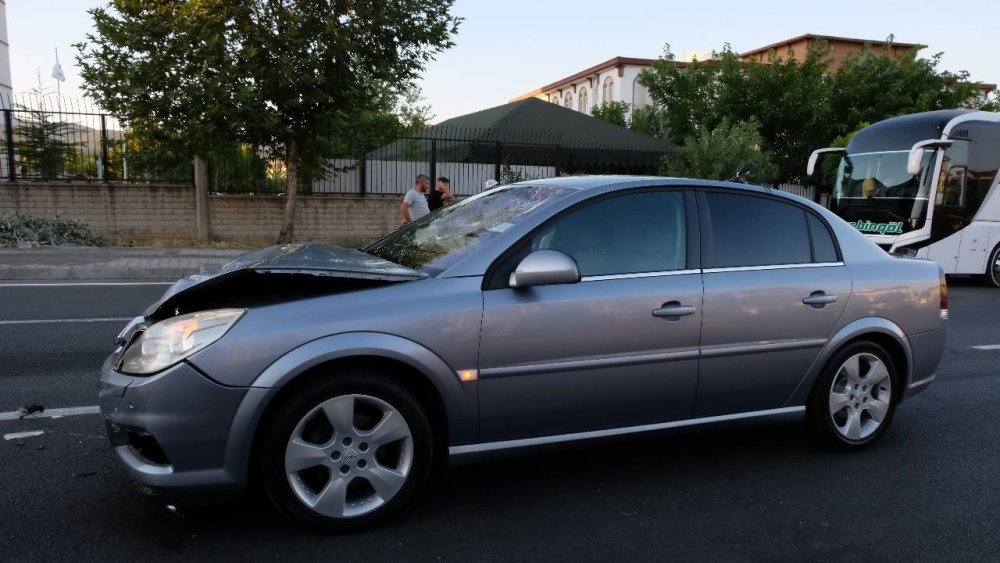 Bingöl'de otomobilin çarptığı motosikletli kurye ağır yaralandı