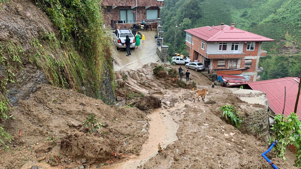 Rize'de sağanak sel ve heyelana neden oldu; 1 ev yıkıldı, 8 ev boşaltıldı