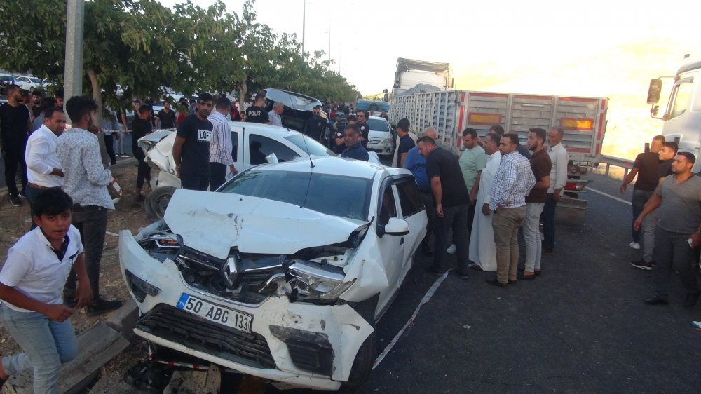 TIR'ın 8 aracın arasına daldığı kazada ortalık savaş alanına döndü