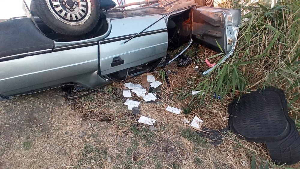 Devrilen otomobilin sürücüsü ölümden döndü