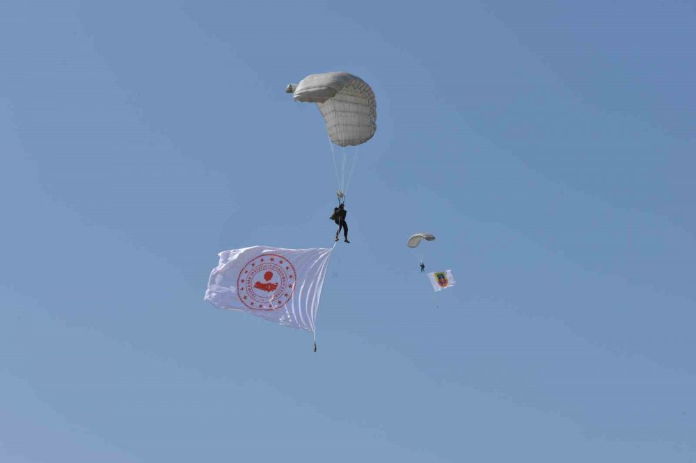 Nefes kesen paraşüt gösterisi