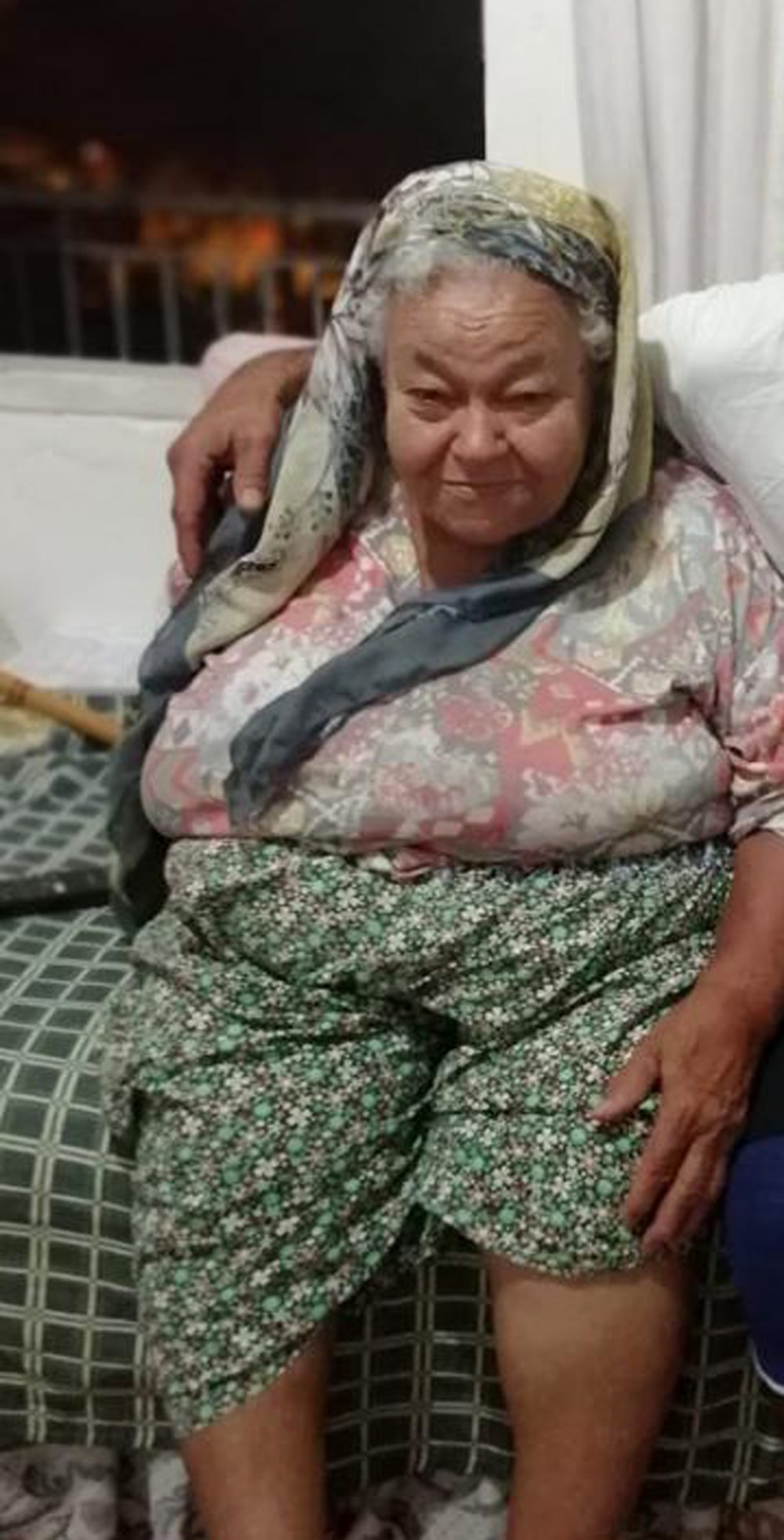 Yangından kurtarmak istediği eşiyle öldü