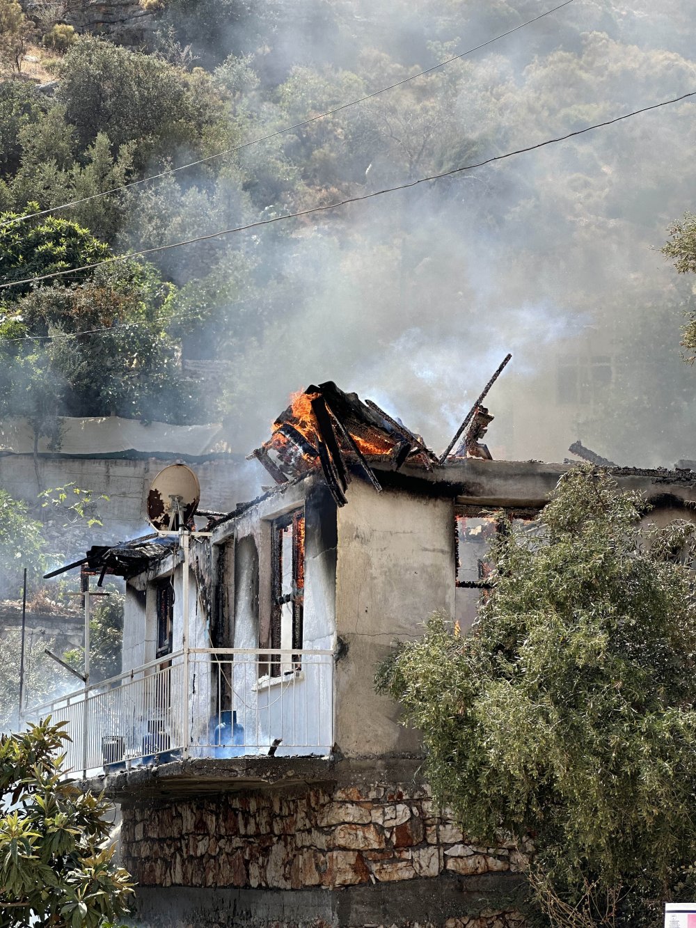 Yangından kurtarmak istediği eşiyle öldü