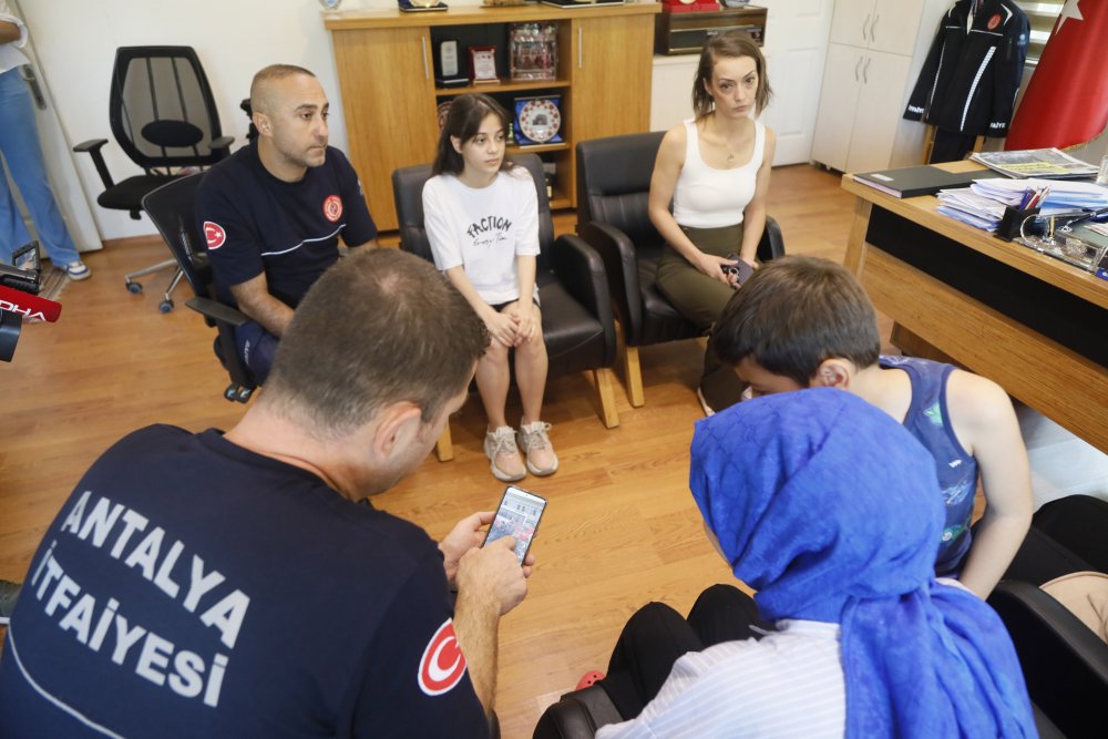 Enkaz altındaki ailesini, tükürüğüyle hayata bağladı