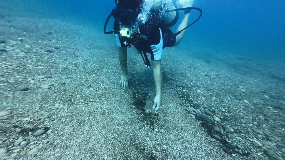 Her dalışta deniz dibinden kilolarca atık topluyorlar