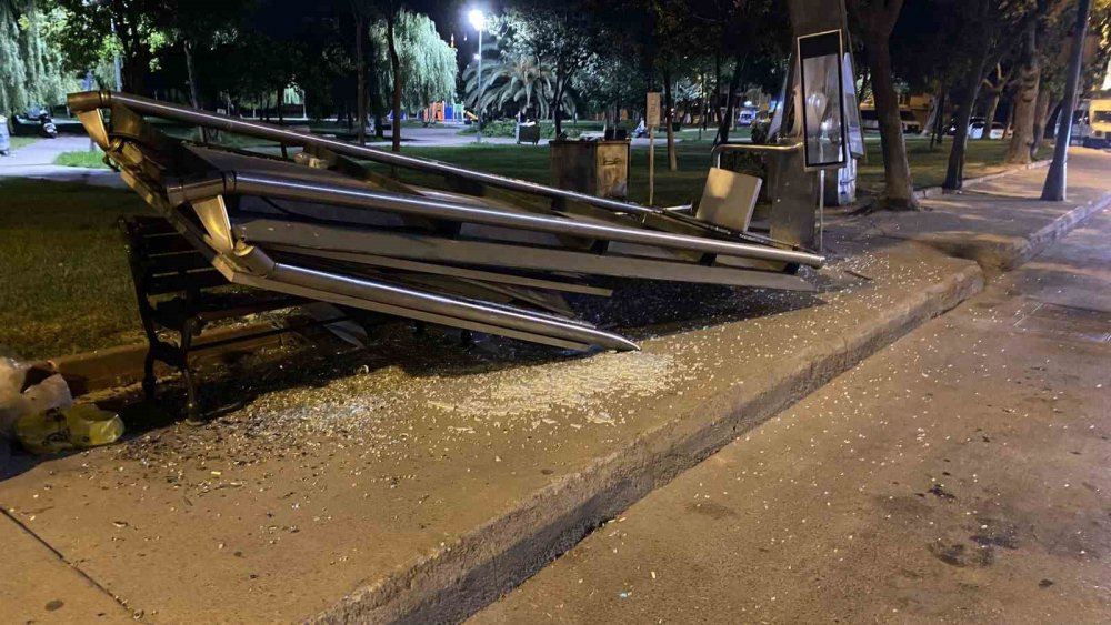 İETT otobüsü durağa daldı, şoför olay yerinden kaçtı