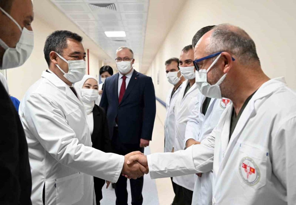 Kırgızistan’da Türk doktorlardan ilk böbrek nakli ameliyatı