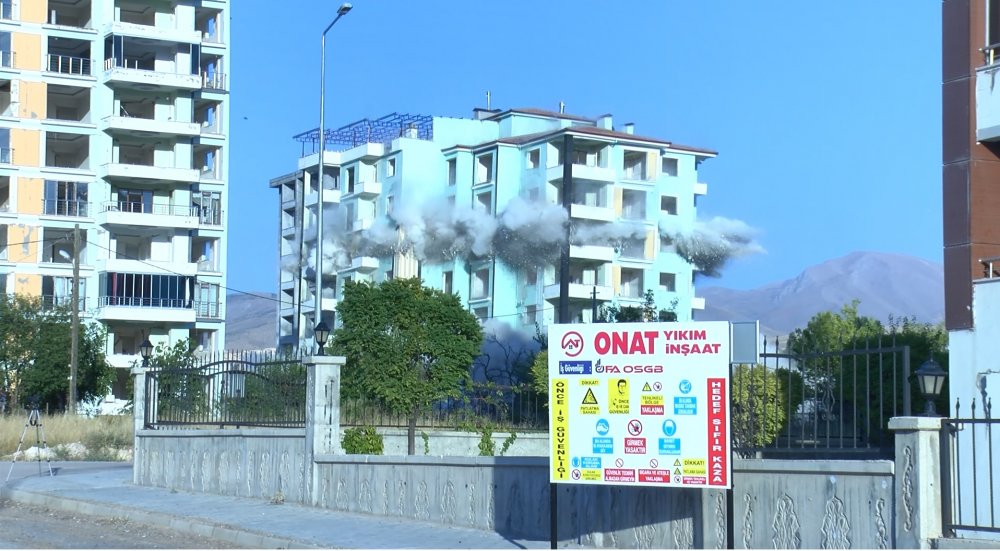 Malatya'da ağır hasarlı binalar yıkılmaya devam ediyor
