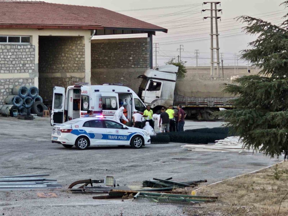 Konya'daki kazada 2 kişi, taşıdıkları asitten zehirlenerek hayatını kaybetti