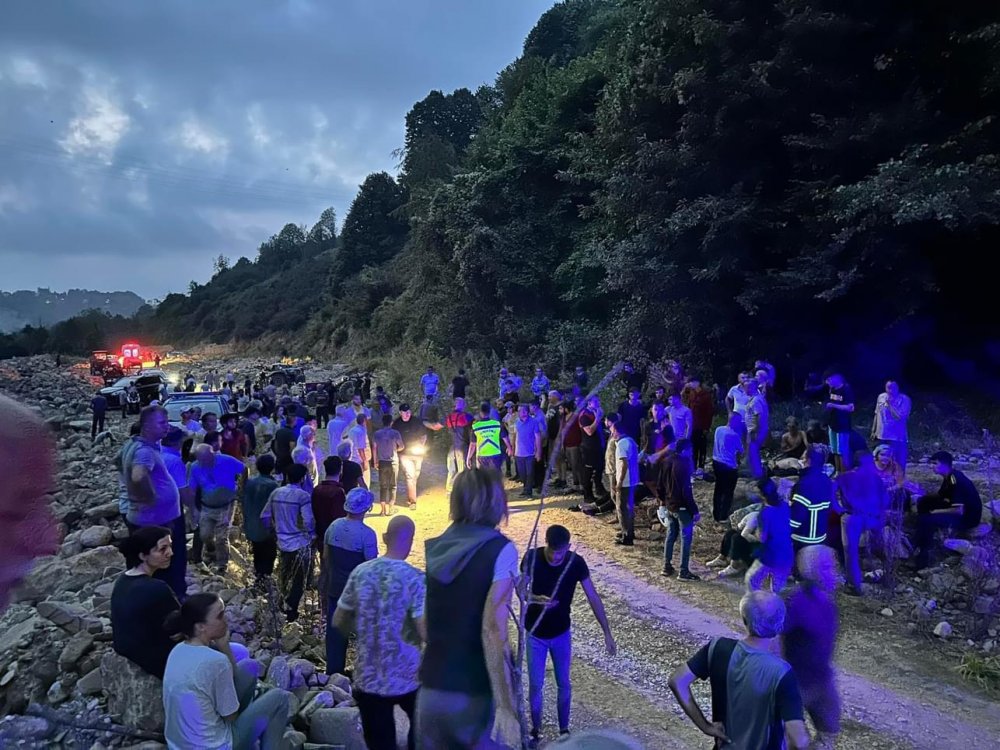 Fındık işçilerini taşıyan traktör devrildi: 16 yaralı