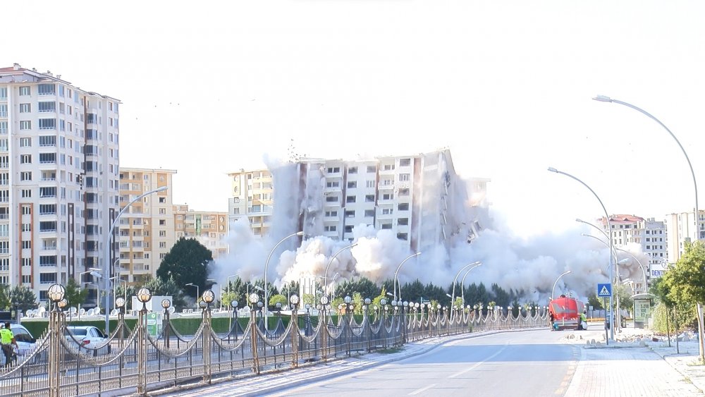 13 katlı 2 bina patlatıldı!