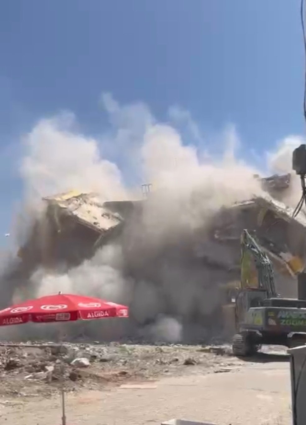 5 katlı bina çöktü!