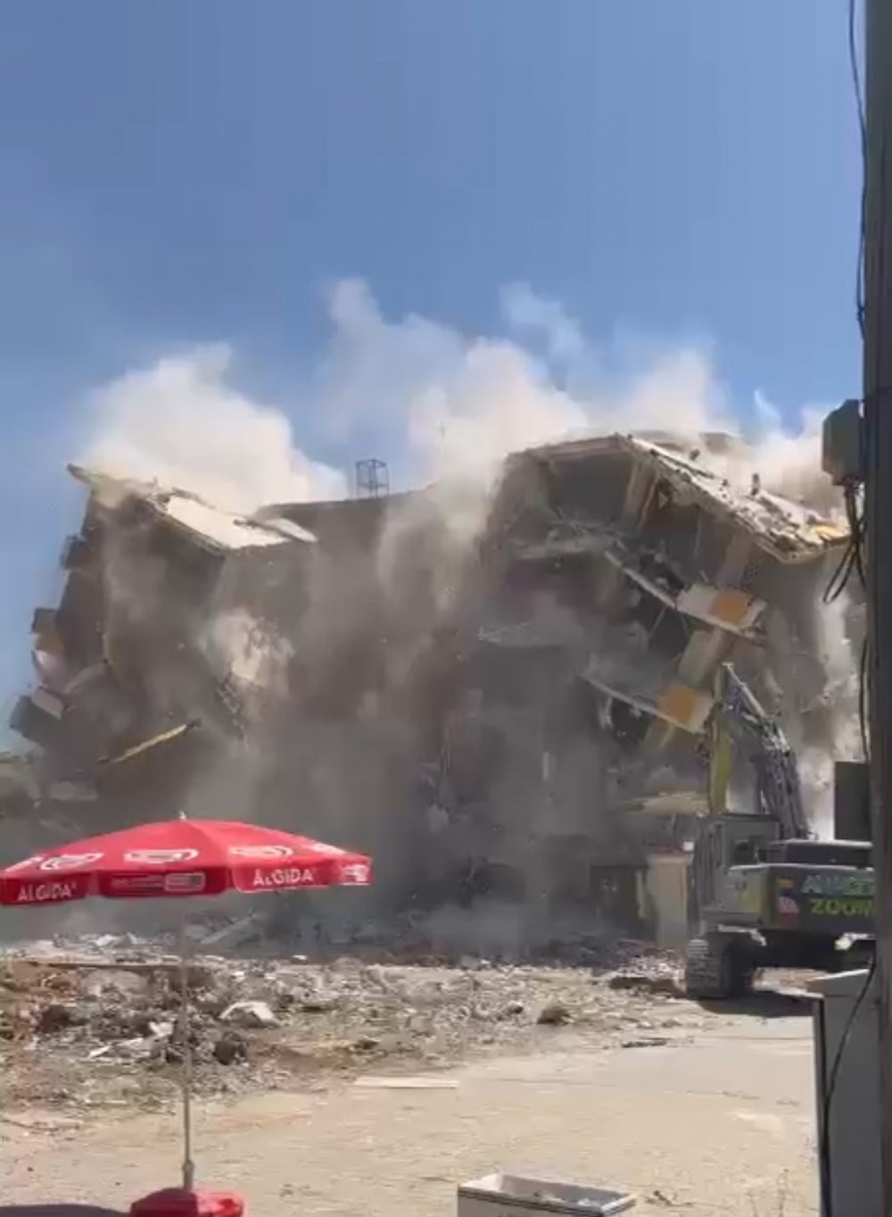 5 katlı bina çöktü!