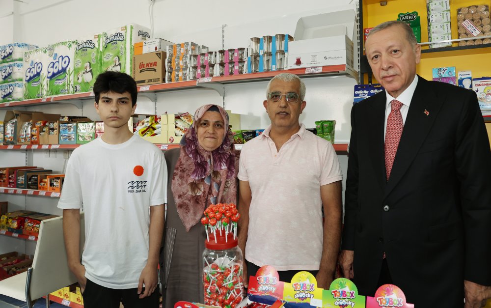 Cumhurbaşkanı Erdoğan çocuklara oyuncak dağıttı