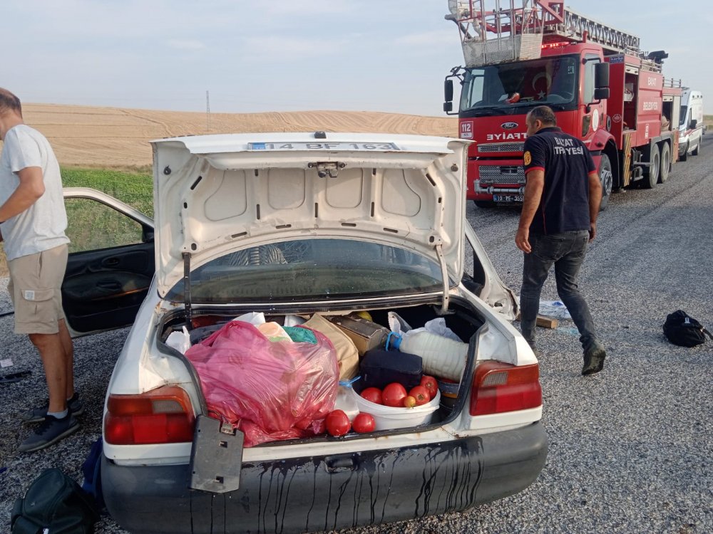 Otomobiller çarpıştı: 2 ölü, 5 yaralı