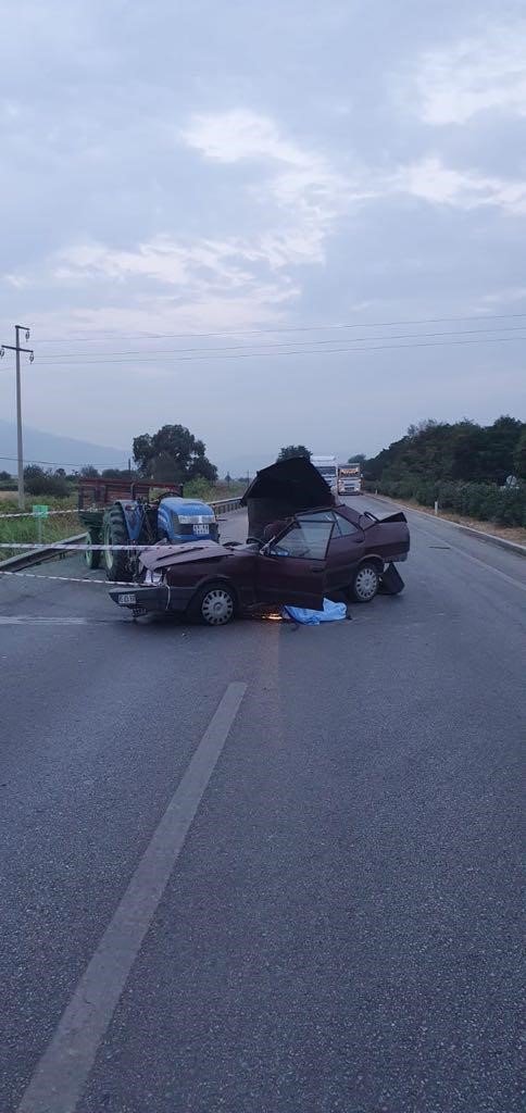 Römorka çarpan araç hurdaya döndü: 1 ölü