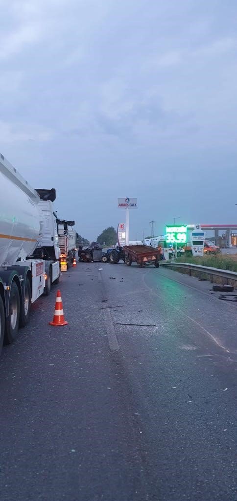 Römorka çarpan araç hurdaya döndü: 1 ölü