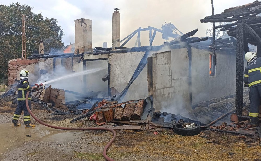 Çocukların kibritle oyunu evi küle çevirdi
