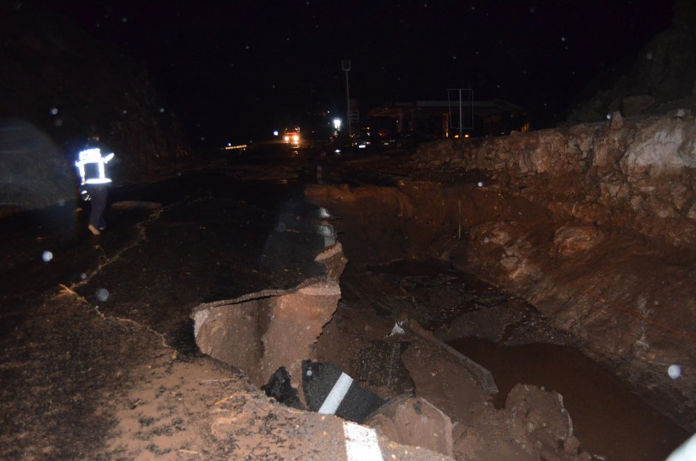 Konya'ya komşu ilde sel nedeniyle yol yarıldı