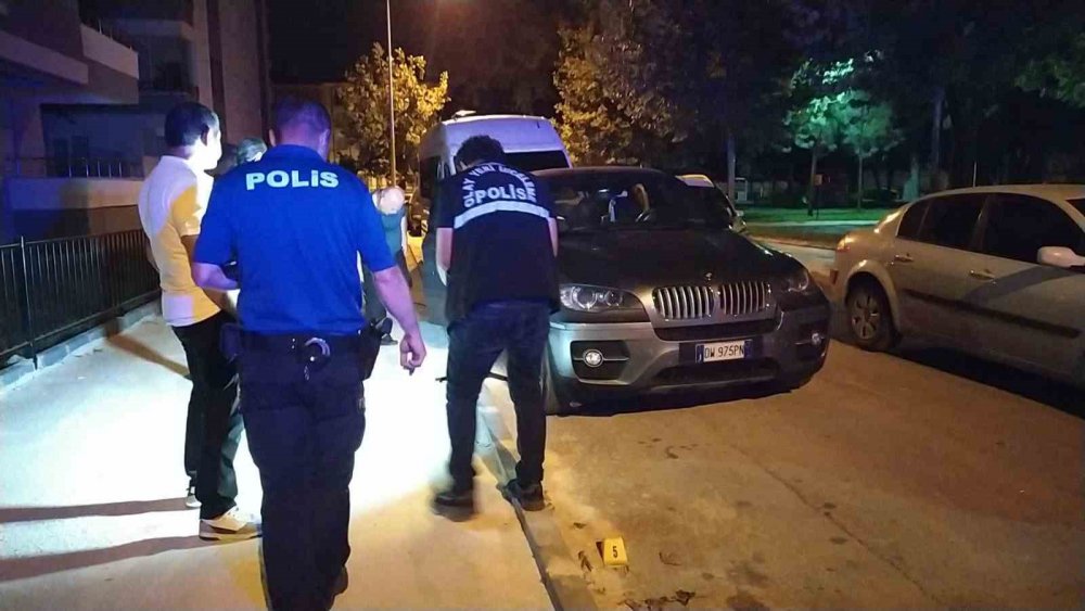 Park halindeki otomobil kurşunlandı