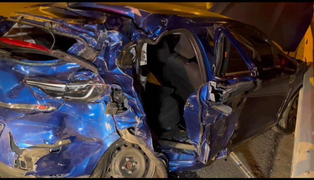 TIR ile çarpışan otomobil bariyerlere vurdu: 4 yaralı