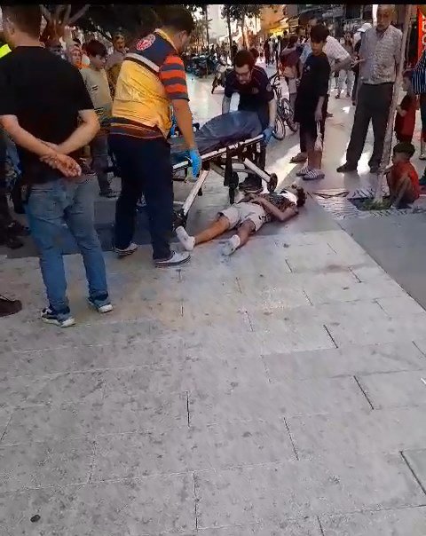 Trafiğe kapalı alanda yürüyen Yusuf’a, motosikletli kurye çarptı