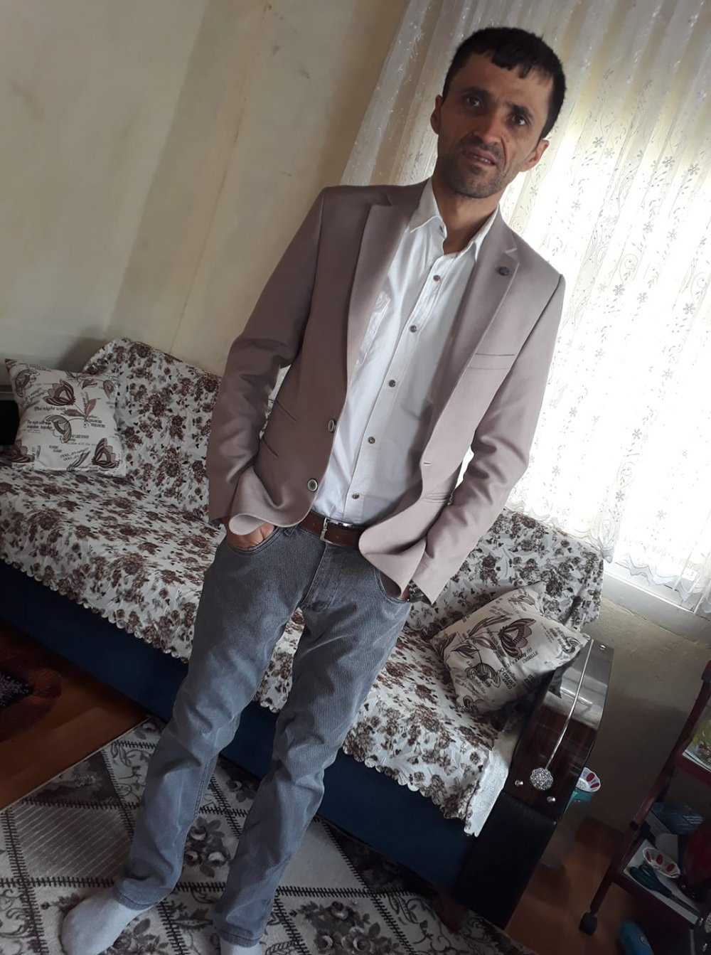 Bacağından bıçaklanıp uçuruma atıldı