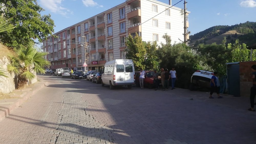 Park etmeye çalıştığı otomobiliyle yağmur suyu kanalına düştü