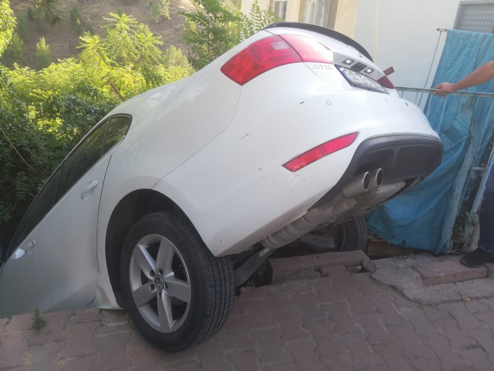 Park etmeye çalıştığı otomobiliyle yağmur suyu kanalına düştü