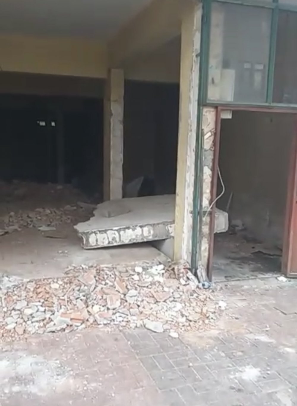 Yıkılan beton duvarın altında kaldı