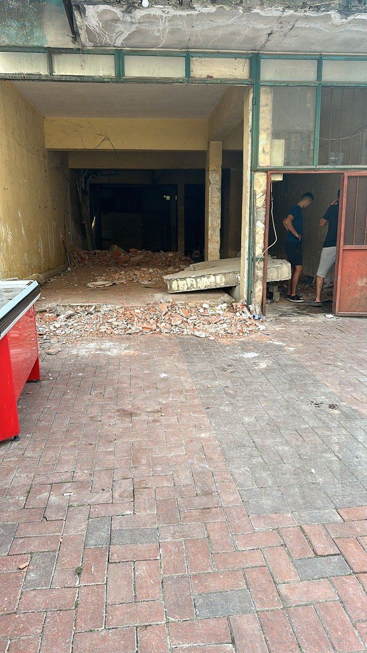 Yıkılan beton duvarın altında kaldı